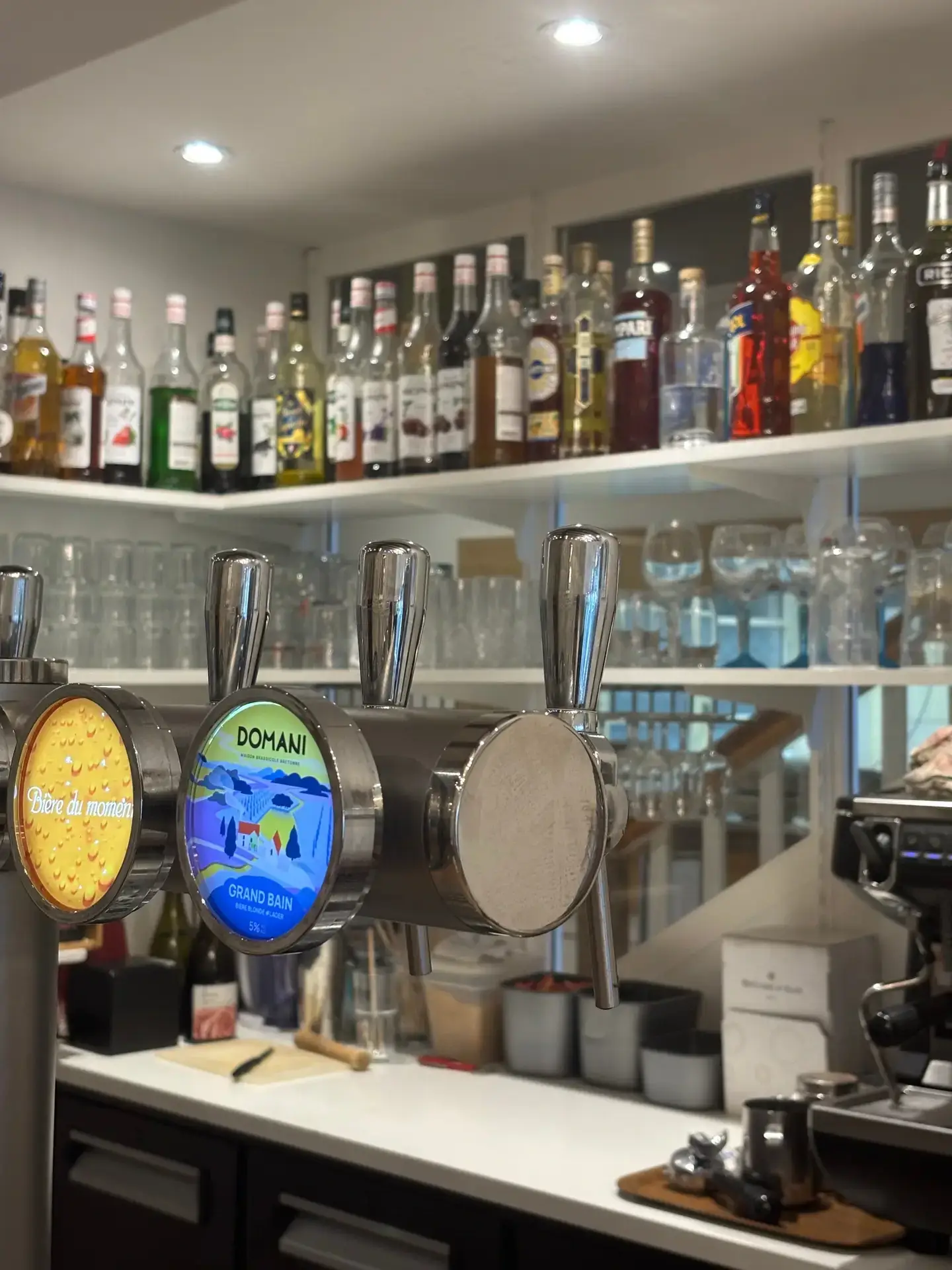 bar de la crêperie Les Joséphine à Vannes avec tireuse à bière et bouteilles en arrière-plan