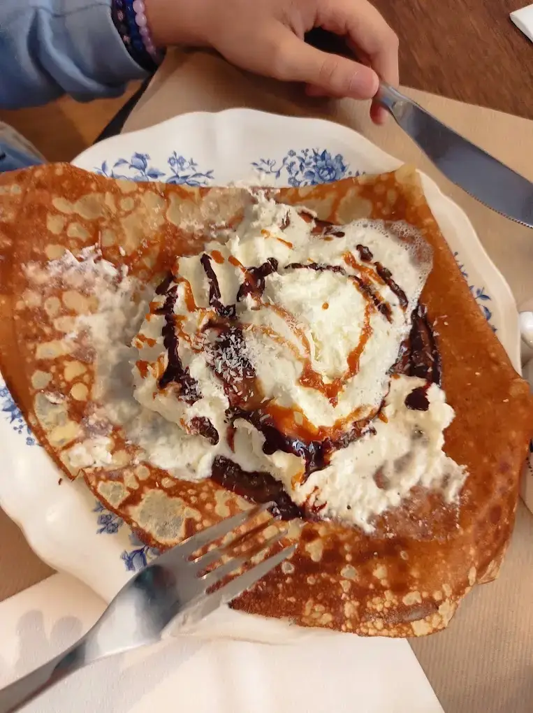 crêpe au caramel beurre salé, chocolat et noix de coco servie à la crêperie Les Joséphine à Vannes