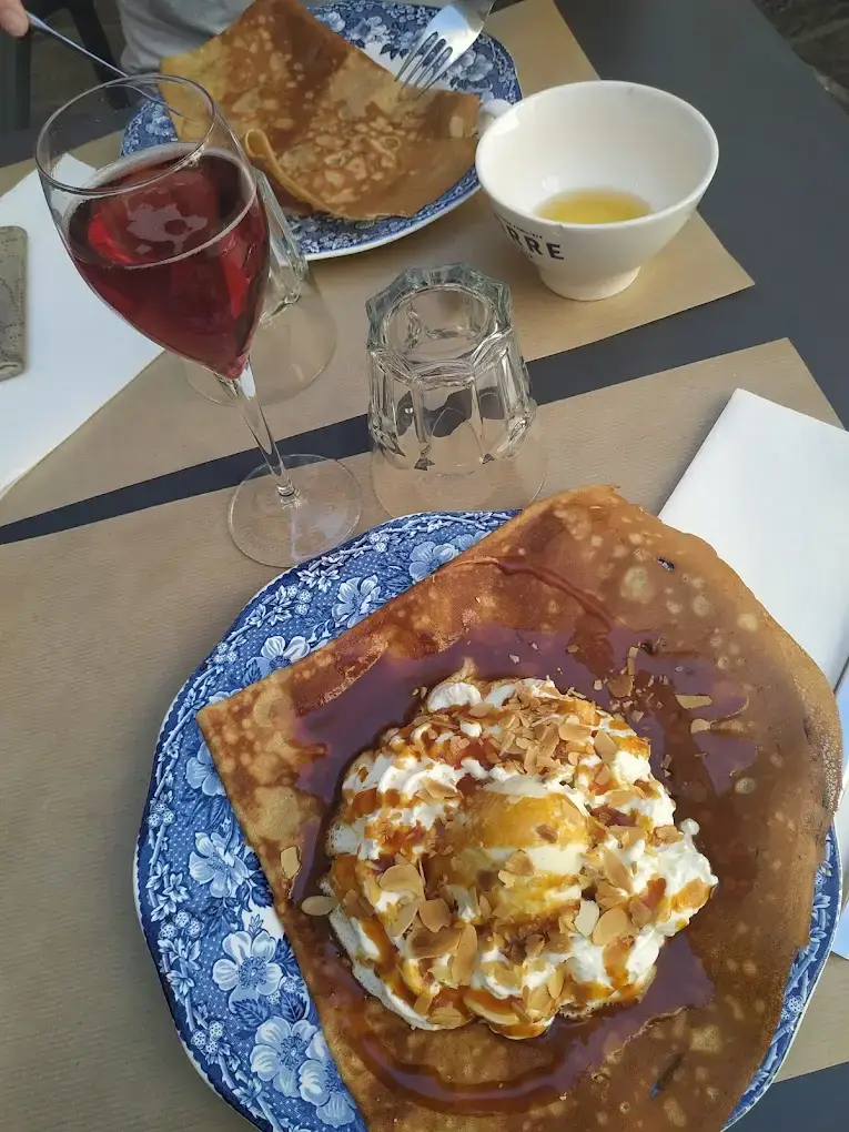crêpe la Roy Arthur au caramel beurre salé à la crêperie Les Joséphine à Vannes