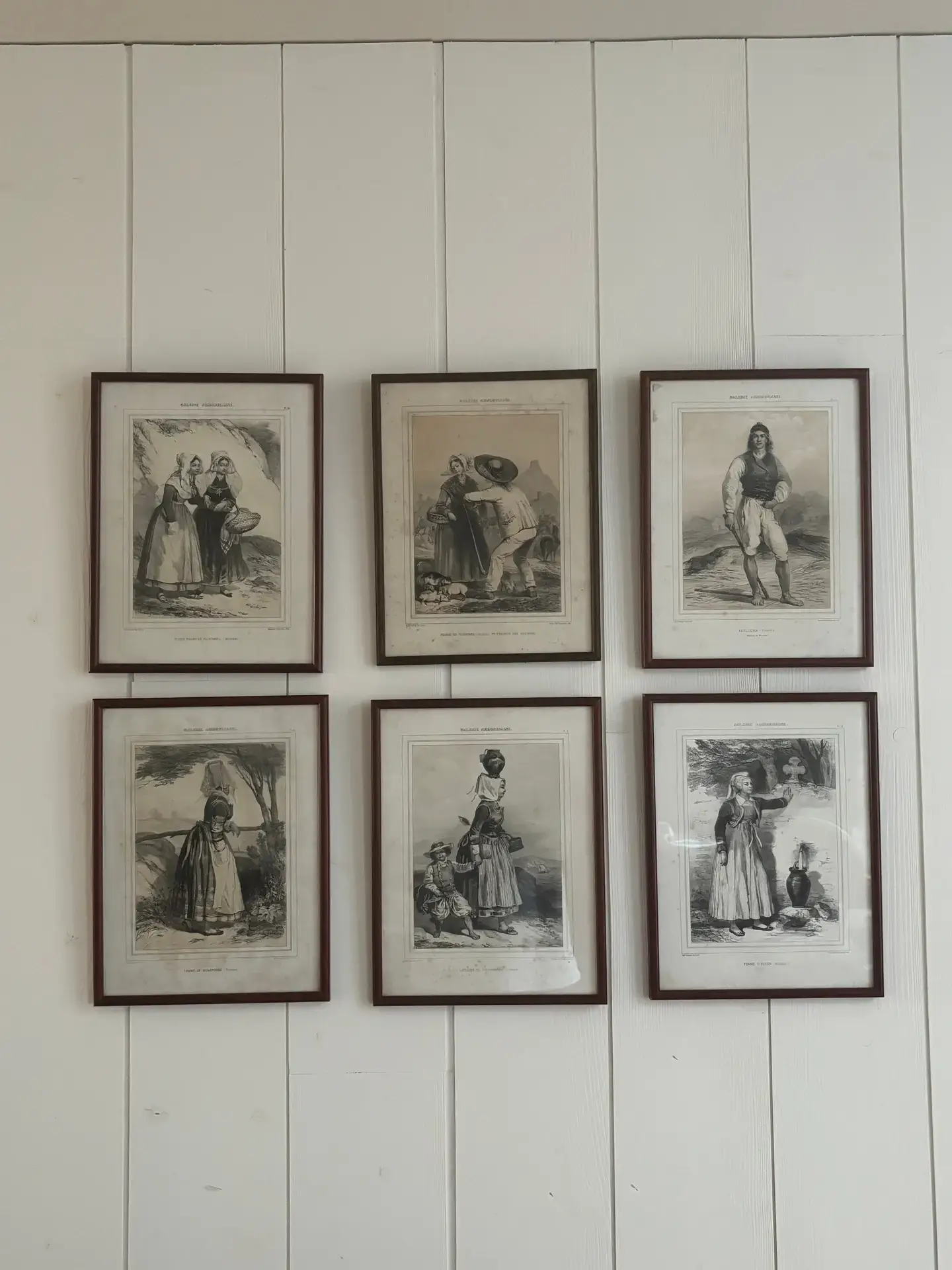 Mur de la Crêperie Les Joséphine orné de gravures anciennes représentant des costumes traditionnels bretons.