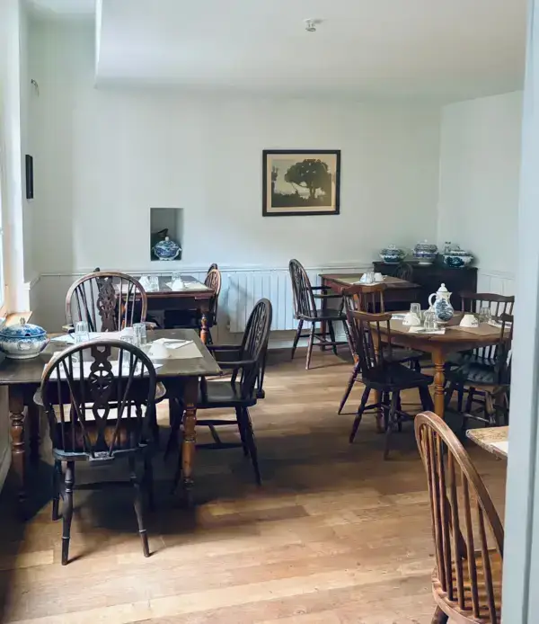 Intérieur chaleureux et lumineux de la Crêperie Les Joséphine à Vannes avec mobilier en bois et décoration cosy.