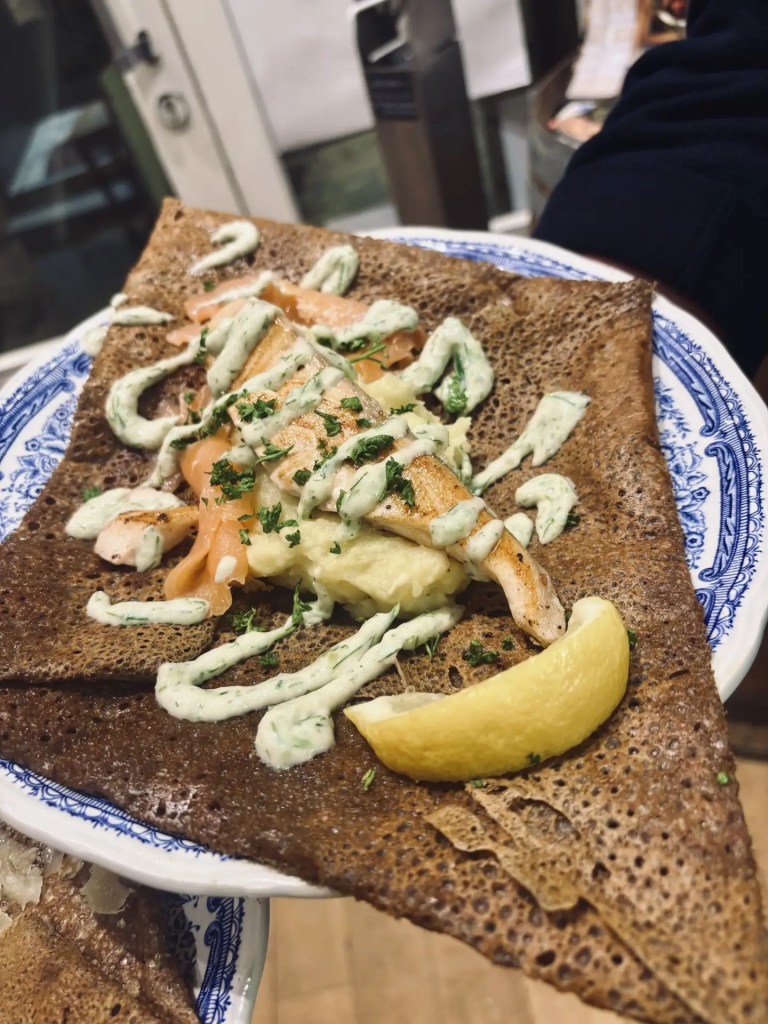 Galette de blé noir Baltique au saumon fumé et crème à l'aneth servie à la Crêperie Les Joséphine à Vannes.